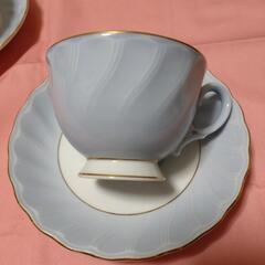 ロイヤルチャイナ高級ティカップ&ソーサーの画像