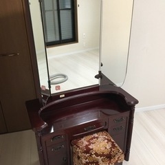 アンティークなドレッサー