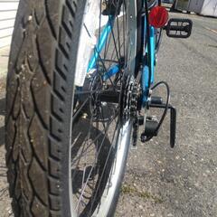 小学校三年生くらいからの対応と思われる24インチサイズのクロスバイク風の自転車です。の画像