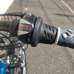 小学校三年生くらいからの対応と思われる24インチサイズのクロスバイク風の自転車です。の画像