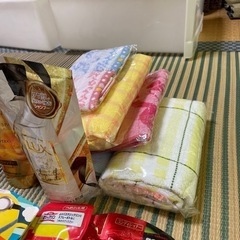 シャンプー、トリートメント、歯磨き粉、タオル、マスク、バス用洗剤の画像