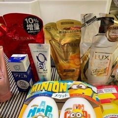 シャンプー、トリートメント、歯磨き粉、タオル、マスク、バス用洗剤の画像