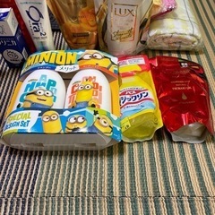 シャンプー、トリートメント、歯磨き粉、タオル、マスク、バス用洗剤の画像