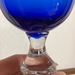 青色のグラスの画像