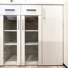 ガラスキャビネット 収納 食器棚 キッチンラック ロータイプ