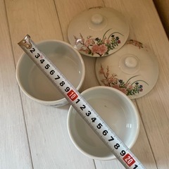 有田焼きの蓋付き陶器の画像