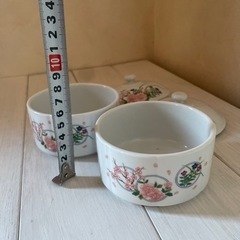 有田焼きの蓋付き陶器の画像