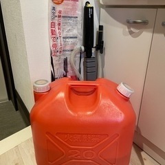 石油ポンプとタンクです。