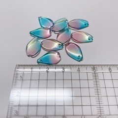 ※ガラスビーズ　花びら　20pieceの画像