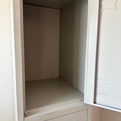 ３人用ロッカーの画像