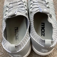 完了) MOZ スニーカー　23cm グレーの画像