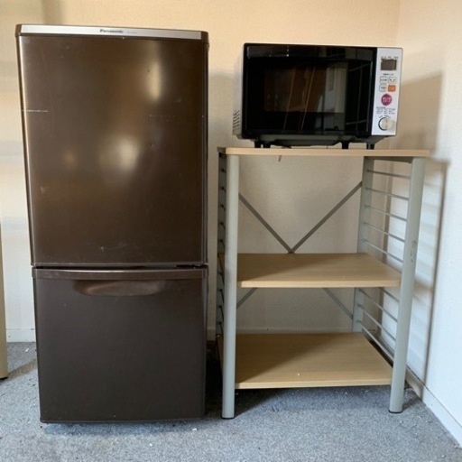 冷蔵庫、電子レンジ、洗濯機、2段ベット、木製の棚、引き出し