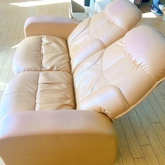 リクライニング　2人掛けソファー　オレンジ・ベージュ色の画像