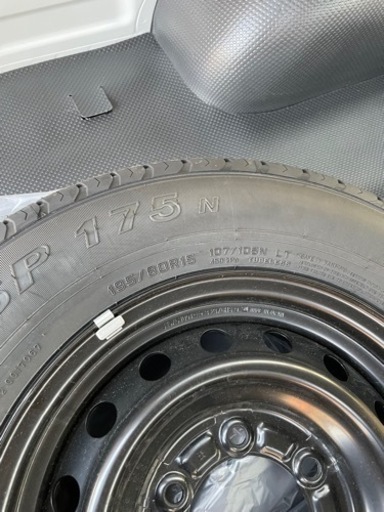 ハイエース　新車外し　純正タイヤ