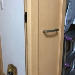 トステムのクローゼットの扉の開閉