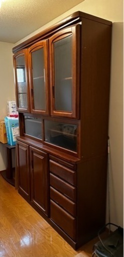 大容量！レトロな食器棚