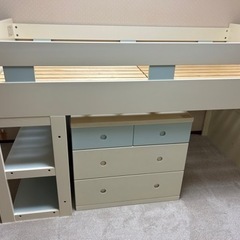 ベット、机、小タンスがセットです。