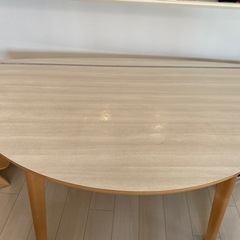 半円のテーブル　椅子もよければ