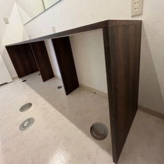 シンプルな壁付けテーブルの画像