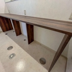 シンプルな壁付けテーブルの画像