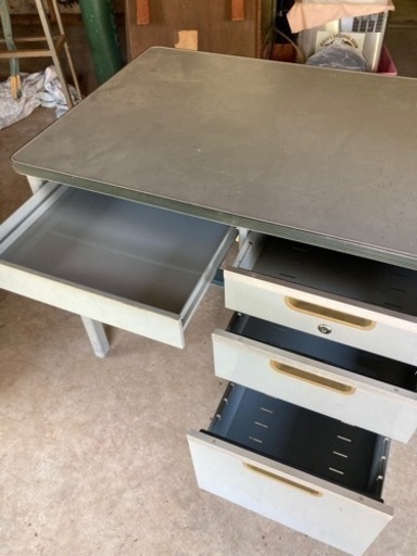 中古　スチール机　事務机　2つ