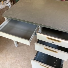 中古　スチール机　事務机　2つの画像