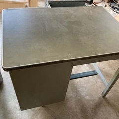 中古　スチール机　事務机　2つの画像
