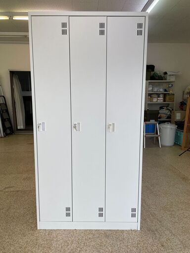 鍵付き　3人用スチールスリムロッカー