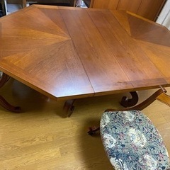 テーブル、イスの画像