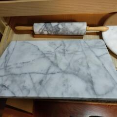 大理石のまな板と、のし棒、製菓、手打ちパスタ、パン、パイに。