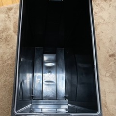 ゴミ箱 スリム 足踏み キッチン ユニード 45L | 大容量 蓋つきごみ箱 45リットル ふた付き ダストボックス おしゃれ ゴミ箱 UNEED フタ付き 縦型 蓋付き スリム 袋が見えない レジ袋 隠せる リビング ペダル 四角 プッシュ式 シンプル コンパクト 薄型 黒 ブラックの画像