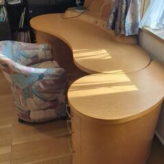 【問い合わせ確認中】書斎用の丸みがある机の画像