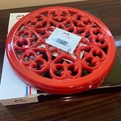 staub ストウブ 「 リリー トリベット チェリー 23cm...