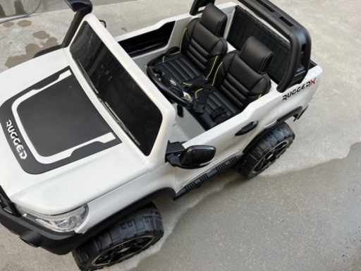 ハイラックス　4WD 乗用ラジコン