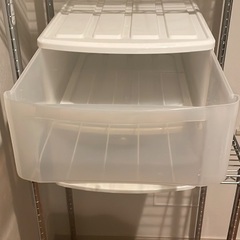 スチールラックと収納ボックスの画像