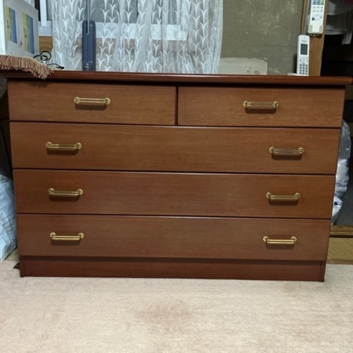 天板が引き出せて机になる収納家具