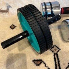可変式ダンベル、腹筋ローラーセットの画像