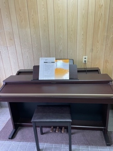 中古美品、取扱説明書付きRoland 電子ピアノ HP-2  ペダル3つ•椅子付