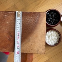脚付碁盤と碁石のセットの画像