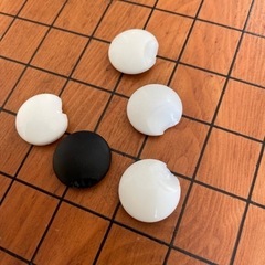脚付碁盤と碁石のセットの画像