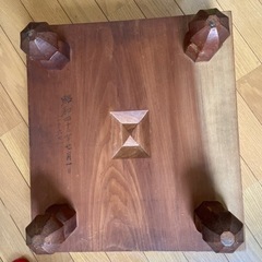 脚付碁盤と碁石のセットの画像