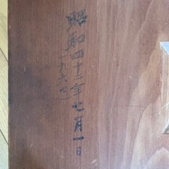 脚付碁盤と碁石のセットの画像