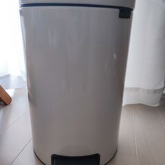 ペダル式ゴミ箱　Brabantia 白