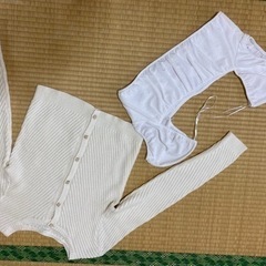 白いクロップトップとオフホワイトのセーター