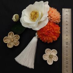 和装髪飾り　白椿✕橙アレンジ　ヘアアクセサリーの画像