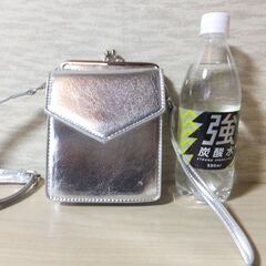 値下げ　ショルダーバッグ　シルバー色　キッズ　レディー　ヤングの画像