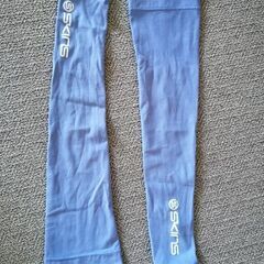 SKINS アームスリーブ　Mサイズ　中古