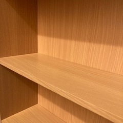 明る目の木目調本棚の画像