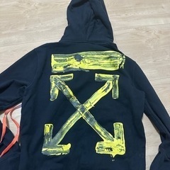off-white パーカーMサイズの画像