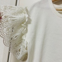 ショルダーレース ビジュー付きトップスの画像